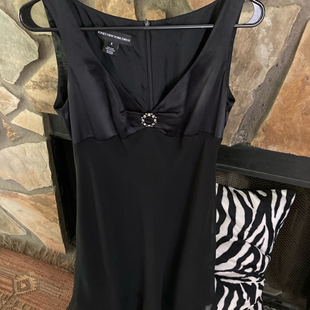 Beautiful Black silk evening dress w/broach Size~8. NWOT